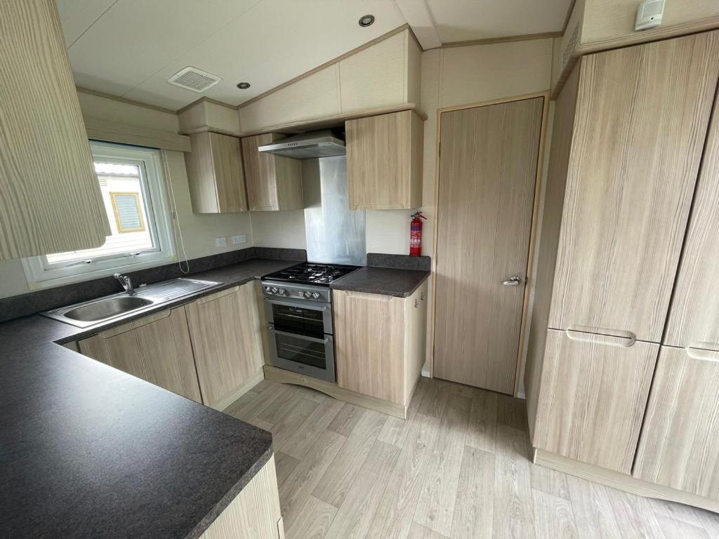 Pg177 Golden Palm Resort 8 Berth Caravan With Decking Чапъл Сейнт Лионардс Екстериор снимка